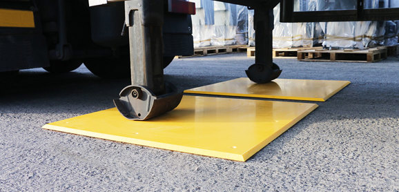 Trailer plate landing leg support ground protection in service yard